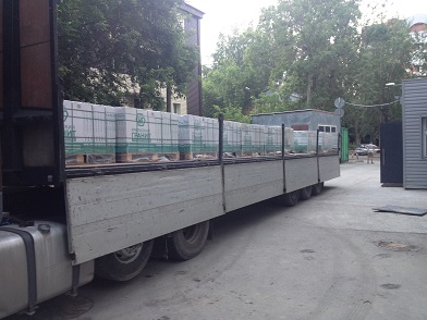 Разгрузка керамогранита для укладки пола на объекте 2800 м2